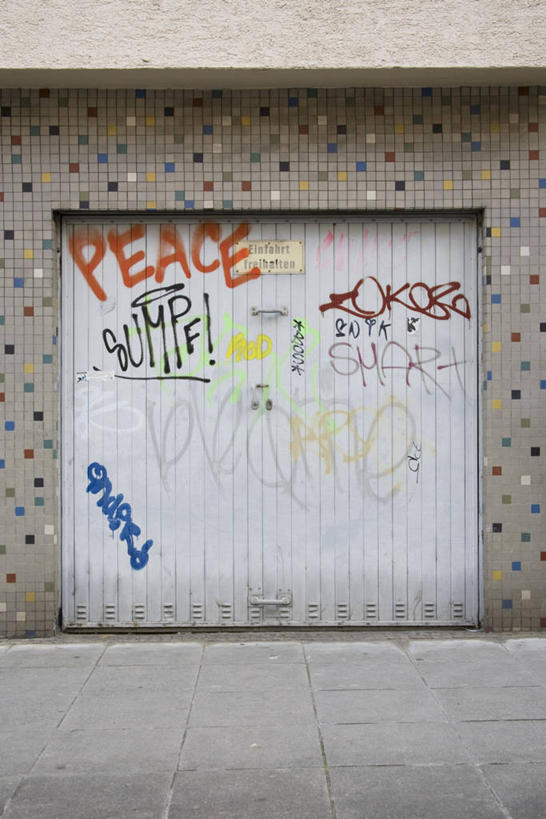 无人,竖图,室外,白天,车库,门,城市,建筑,德国,欧洲,文字,墙,摄影,犯罪,西欧,和平,斯图加特,德意志联邦共和国,巴登.符腾堡,巴登.符腾堡州,巴符州,彩图,涂鸦