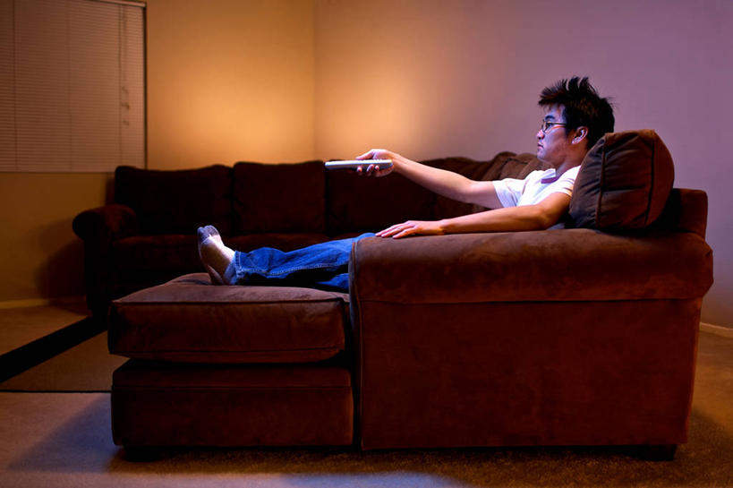 成年人,中年人,一个人,躺,横图,室内,夜晚,侧面,懒惰,仅一个男性,仅一个人,仅一个中年男性,眼镜,躺椅,角落,褐色,T恤,拿着,牛仔裤,休闲装,遥控器,放松,摄影,照亮,起居室,拉斯维加斯,软垫,卧着,懒散,男人,男性,中年男性,躺着,卧,彩图,菲律宾人