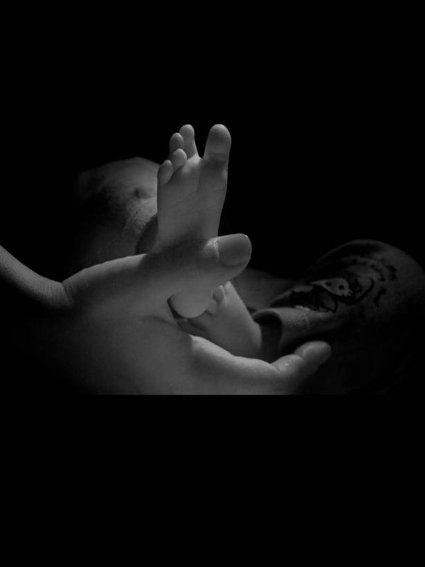 婴儿,儿童,成年人,手,两个人,家庭,母亲,竖图,黑白,纯洁,连接,黑色背景,拿着,小孩,温暖,温馨,一家人,赤脚,可爱,人体,摄影,活泼,部分,和睦,简单,宝宝,反差,足,纯真,烂漫,无邪,伶俐,天真,年轻女性,女性,孩子,年轻人,影棚拍摄,爱,融洽,幼儿