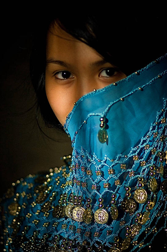 成年人,脸,头,脸颊,头发,一个人,竖图,室内,白天,菲律宾,仅一个年轻女性,仅一个女性,仅一个人,首都,肩膀,黑色,摄影,肖像,肚皮舞,马尼拉,害羞,年轻女性,女人,女性,年轻人,头部,长发,脸部,脸蛋,面部,彩图,传统服装,菲律宾人,好奇心