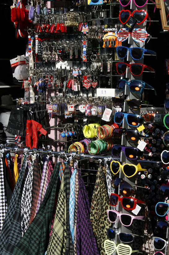 无人,竖图,室外,白天,许多,吊挂,悬挂,丰富,钥匙圈,首都,很多,挂,货摊,太阳镜,围巾,零售,摄影,多样,心型,彩图,发圈