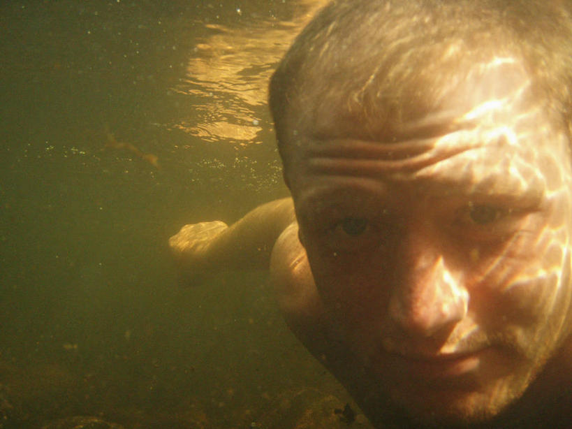 游泳,西方人,成年人,脸,头,脸颊,一个人,微笑,横图,特写,正面,水下,河流,日光,欧洲,欧洲人,仅一个男性,仅一个人,反射,肩膀,仅一个年轻男性,皱眉头,摄影,肖像,纽约州,男人,男性,年轻男性,白种人,年轻人,头部,脸部,脸蛋,面部,彩图