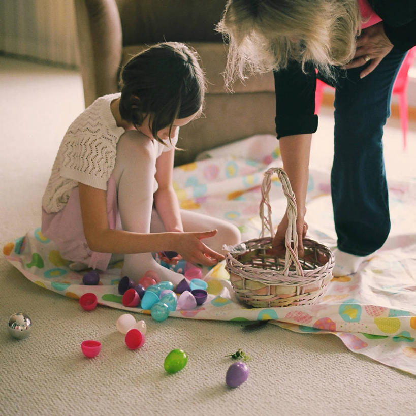 西方人,儿童,成年人,老年人,两个人,祖母,方图,室内,白天,纯洁,欧洲,美国,复活节,欧洲人,弯腰,篮子,小孩,可爱,童年,童趣,摄影,起居室,童真,烂漫,无邪,复活节彩蛋,西雅图,天真,老年女性,女孩,女人,女性,白种人,孩子,孙女,跪着,彩图,代沟