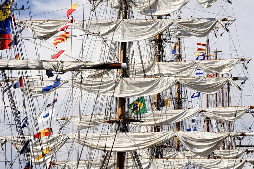 无人,横图,室外,白天,仰视,船,旗帜,国旗,巴西,许多,吊挂,悬挂,很多,挂,南美,运输,摄影,部分,拉丁美洲,里约热内卢,里约热内卢州,帆樯,桅竿,彩图,低角度拍摄,巴西国旗,帆柱,燕尾旗