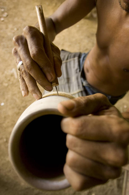 手,一个人,竖图,特写,巴西,陶瓷制品,拿着,裸露,一个,陶器,南美,人体,摄影,单个,南美洲,创造力,拉丁美洲,美洲,裸,巴西联邦共和国,亚美利加洲,南亚美利加洲,帕拉,帕拉州,技能,想法,美术工艺,彩图