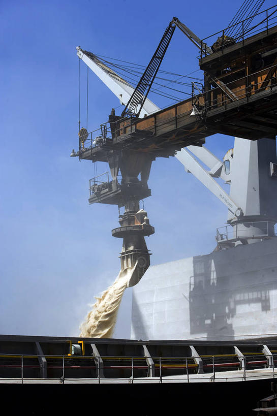 码头,竖图,室外,白天,技术,港口,建筑,巴西,倒,设备,施工,天空,交通工具,机械,起重机,南美,工业,运输,摄影,工程,货运,载具,货船,万里无云,圣保罗,桑托斯,工作车,施工车,机件,彩图,摆渡口,埠头,渡口,渡头,港湾,海港,货运码头,口岸,商港,海上运输