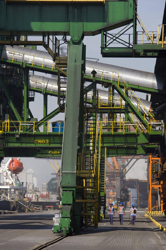 三个人,码头,竖图,室外,白天,工作服,制服,安全,建筑业,技术,港口,建筑,巴西,朦胧,模糊,头盔,防护,设备,施工,工人,交通工具,机械,起重机,南美,力量,工业,摄影,保护,工程,货运,载具,保险,防护服,合伙,保全,周全,安稳,安定,圣保罗,桑托斯,工作制服,工作车,施工车,平安,员工,步行,彩图,工作套服,摆渡口,埠头,渡口,渡头,港湾,海港,货运码头,口岸,商港,匠人,劳动者,体力工,海上运输