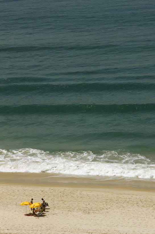 两个人,站,竖图,俯视,室外,白天,度假,水,朦胧,模糊,伞,沙子,河岸,水边,波浪,夏天,休息,摄影,海滩,休闲活动,彩图,高角度拍摄,旅行