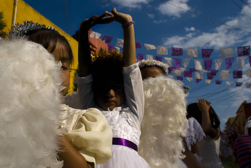 儿童,人群,举,横图,室外,白天,仰视,民族服装,时尚,纯洁,墨西哥,复活节,天使,服装,节日,庆祝,装饰,翅膀,古典,文化,布置,传统,衣服,祈祷,托,健康,虚构,t台,可爱,童年,童趣,许愿,摄影,宗教,服饰,信仰,纪念,古装,祈求,北美,北美洲,基督教,拉丁美洲,天主教,美洲,游行,童真,烂漫,无邪,瓜纳华托,瓜纳华托州,北亚美利加洲,亚美利加洲,墨西哥合众国,仙人掌王国,韵味,墨西哥文化,厌倦,时装表演,时装秀,t型台,走秀,平安,天真,女孩,女性,举起,举手,举着,向上举,向上伸,向上托,彩图,低角度拍摄,传统服装,民俗服,装扮,传统文化