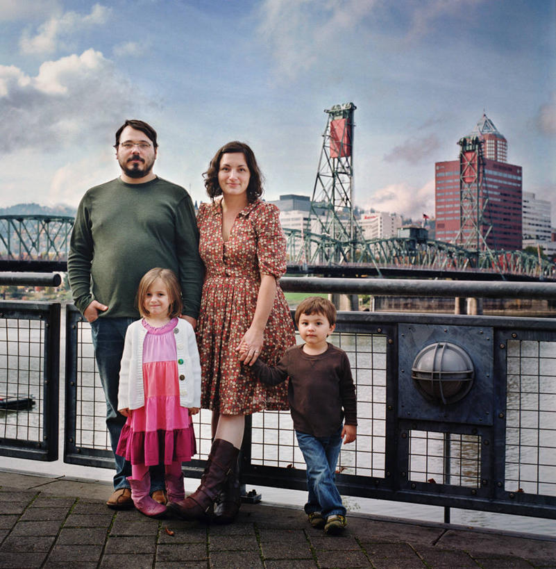 西方人,儿童,成年人,中年人,胡须,四个人,家庭,夫妻,母亲,父亲,女儿,儿子,栏杆,站,微笑,竖图,室外,白天,正面,毛衣,爱情,满意,幸福,纯洁,建筑,欧洲,美国,欧洲人,连接,眼镜,云,桥,浪漫,休闲装,小孩,靠,靠着,温暖,温馨,父子,母子,一家人,恩爱,父爱,可爱,母爱,童年,童趣,恋人,摄影,和睦,肖像,手插袋,童真,烂漫,无邪,俄勒冈州,波特兰,威拉米特河,天真,男孩,男人,男性,年轻男性,年轻女性,女孩,女人,女性,中年男性,中年女性,白种人,孩子,年轻人,胡子,络腮胡,夫妇,情侣,插兜,手插兜,手牵手,双腿交叉,彩图,伴侣,融洽,男生,手抄兜