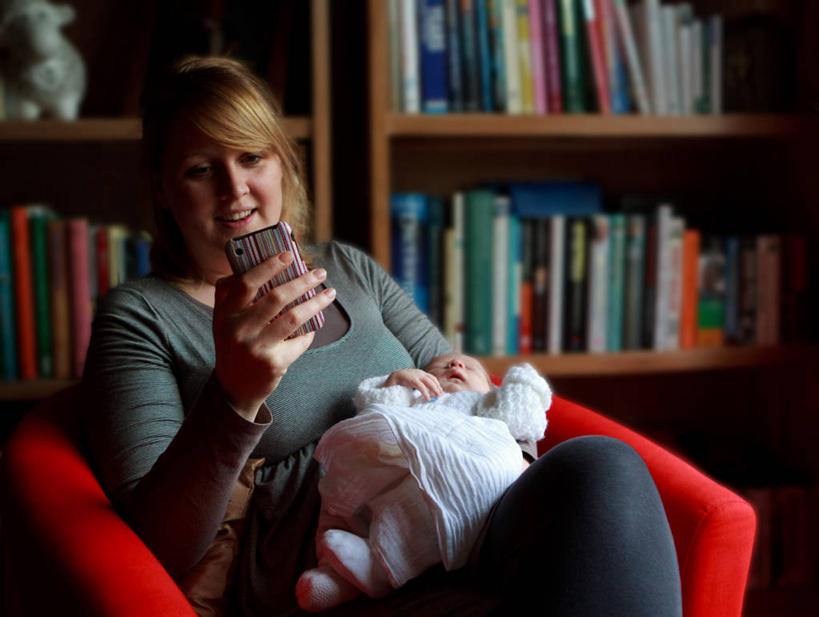 西方人,婴儿,儿童,成年人,中年人,头发,两个人,家庭,母亲,儿子,坐,微笑,横图,室内,婴儿服装,满意,通讯,幸福,纯洁,沙发,书架,手机,英国,欧洲,欧洲人,连接,联系,拿着,休闲装,现代,小孩,温暖,温馨,一家人,金色,可爱,摄影,活泼,和睦,专心,起居室,关爱,发短信,宝宝,纯真,烂漫,无邪,写实,无线电技术,怀特岛,伶俐,天真,男性,女性,中年女性,白种人,孩子,书,彩图,爱,融洽