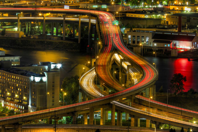 无人,横图,俯视,室外,夜晚,河流,城市,建筑,路灯,汽车,照明,美国,反射,桥,联系,车,灯,灯具,交通工具,运输,摄影,尾灯,迅速,照亮,照明设备,载具,俄勒冈州,前照灯,前大灯,波特兰,车前灯,威拉米特河,彩图,高角度拍摄