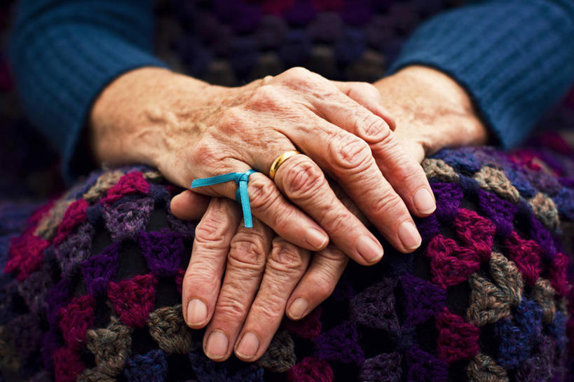 成年人,老年人,小指,一个人,坐,横图,室内,白天,爱尔兰,仅一个女性,仅一个人,首都,戒指,放松,打结,人体,摄影,仅一个老年女性,部分,羊毛,提示,记忆,老年女性,女人,女性,彩图