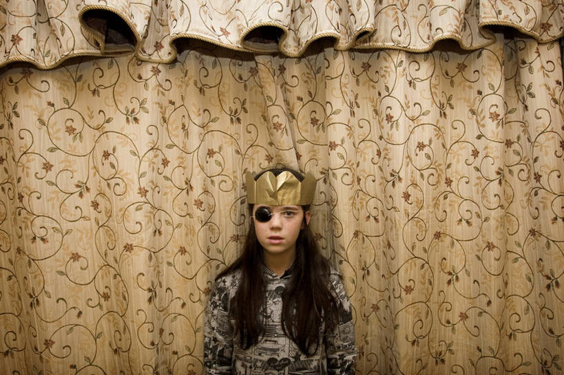 西方人,儿童,一个人,横图,室内,时尚,满意,纯洁,信心,窗帘,帽子,英国,欧洲,圣诞节,欧洲人,仅一个女性,仅一个人,花纹,庆祝,英格兰,小孩,装饰物,仅一个小孩,t台,可爱,童年,童趣,摄影,西欧,北欧,肖像,大不列颠,童真,烂漫,无邪,大不列颠及北爱尔兰联合王国,大不列颠及爱尔兰联合王国,萨塞克斯,萨塞克斯郡,苏塞克斯,式样,厌倦,东萨塞克斯郡,时装表演,时装秀,t型台,走秀,天真,女孩,女人,女性,白种人,孩子,半身,装扮,大不列颠王国,大英帝国,联合王国,日不落帝国,女生,传统文化,法定假日,布赖顿