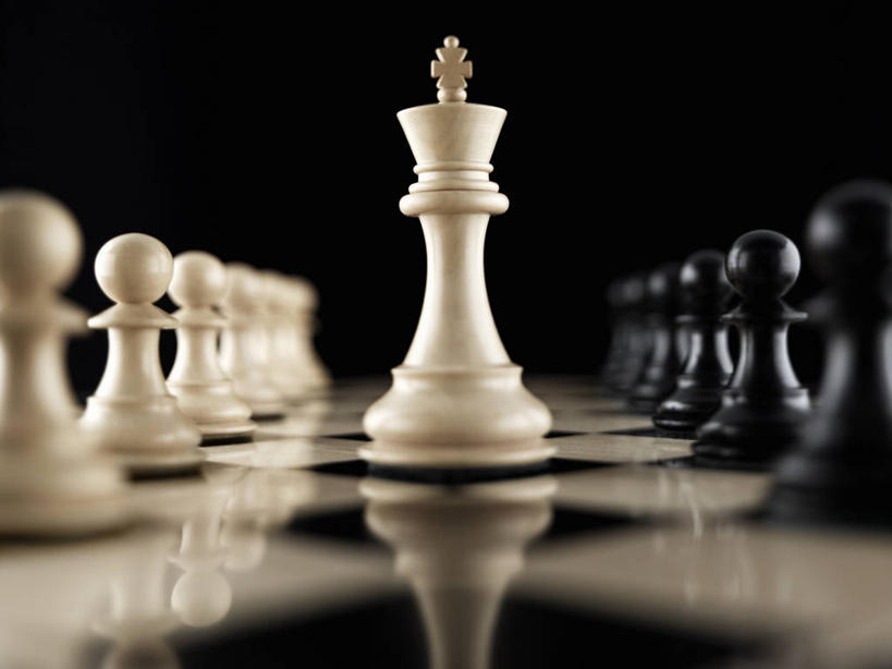 无人,横图,特写,竞争,许多,黑色背景,环绕,冲突,很多,棋子,棋盘,国际象棋,摄影,国王,进攻,反差,挑战,策略,技能,休闲活动,彩图,影棚拍摄,弱点