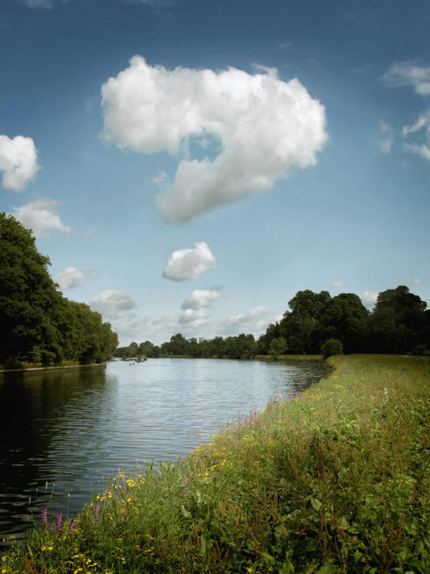 无人,竖图,室外,白天,仰视,神秘,河流,河岸,云,数码合成,蓝色,天空,摄影,宁静,问号,想法,彩图,低角度拍摄