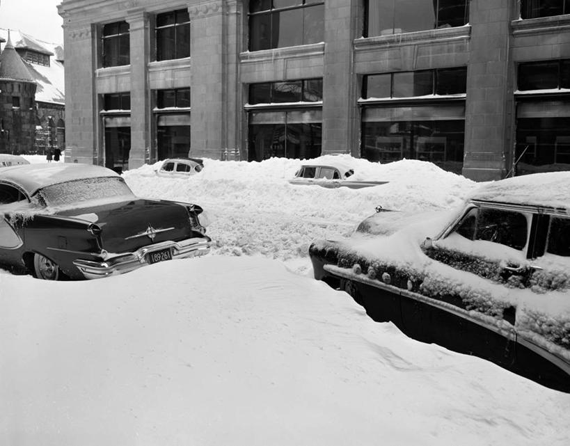 无人,横图,黑白,室外,白天,雪,汽车,美国,冬天,天气,古典,白色,寒冷,摄影,停止,暂停,雪堆,停滞,波士顿,马萨诸塞