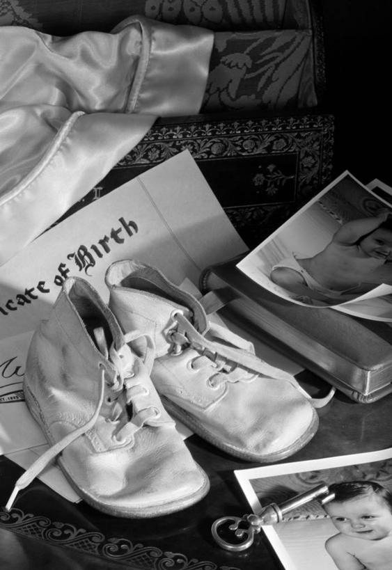 无人,竖图,俯视,黑白,照片,特写,安全,鞋子,文字,纸,钥匙,古典,摄影,英文字母,部分,证书,高角度拍摄,出生证明,过去