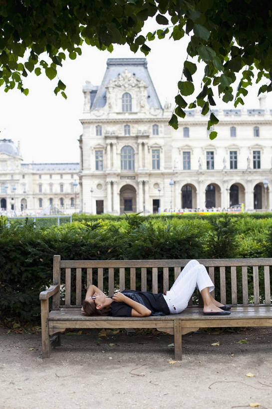 西方人,成年人,一个人,博物馆,游乐园,宫殿,躺,竖图,室外,白天,侧面,旅游,度假,懒惰,建筑,法国,巴黎,欧洲,欧洲人,仅一个年轻女性,仅一个女性,仅一个人,行人,游客,游人,长椅,卢浮宫,首都,休闲装,历史,路人,旅客,树,地标建筑,春天,休息,疲倦,放松,季节,摄影,疲劳,疲惫,地中海文化,华贵,困乏,法国文化,皇室,杜乐丽花园,疲乏,委顿,疲困,疲顿,疲钝,倦怠,怠倦,法兰西岛大区,过客,年轻女性,女人,女性,白种人,年轻人,休闲活动,仰卧,彩图,小睡