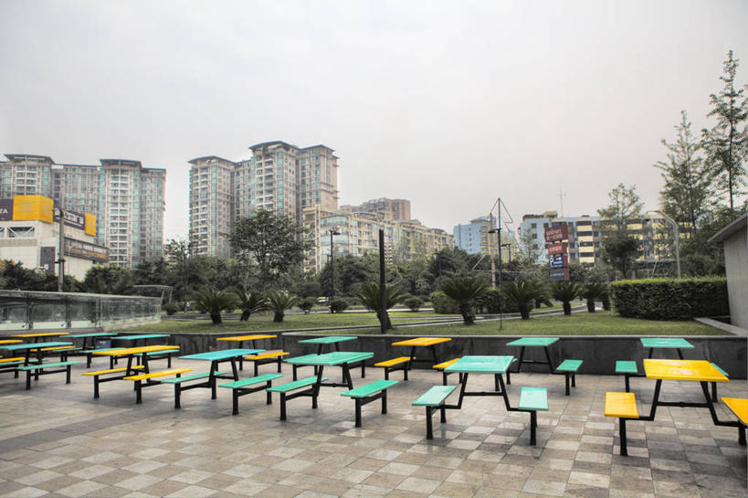 无人,公园,横图,室外,白天,仰视,草坪,天际线,桌子,城市,建筑,路,摩天大楼,椅子,亚洲,长椅,公寓,树,天空,摄影,四川省,成都,露天咖啡馆,彩图,低角度拍摄