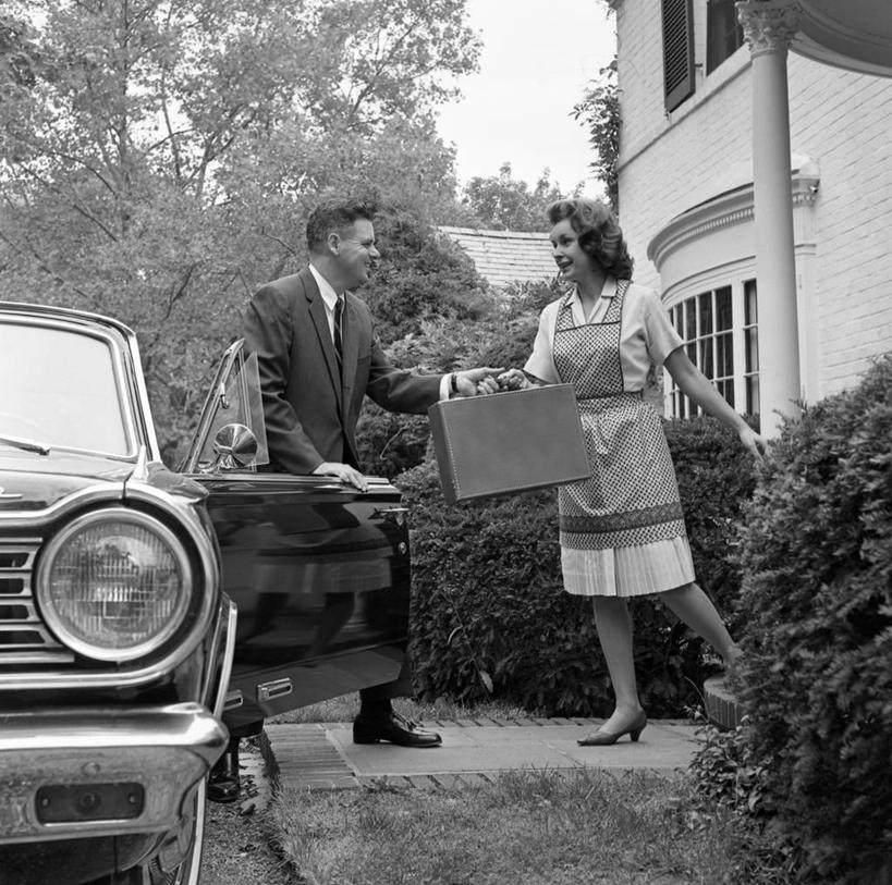 西方人,成年人,中年人,两个人,站,横图,方图,黑白,室外,白天,建筑,汽车,手提箱,欧洲,纽约,美国,欧洲人,套装,围裙,房屋,古典,拿着,休闲装,面对面,放松,财富,摄影,家庭妇女,灌木,异性恋,年轻女性,中年男性,白种人,年轻人,给予,伴侣,例行公事