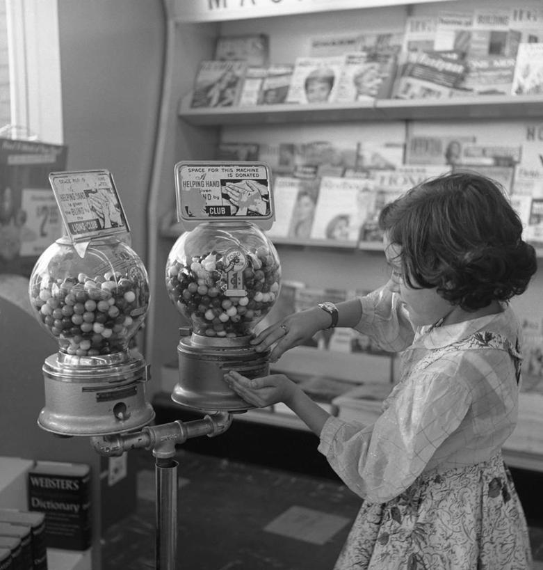 西方人,儿童,一个人,站,竖图,方图,黑白,室内,白天,侧面,纯洁,消费,杂志,欧洲,欧洲人,仅一个女性,仅一个人,亭子,古典,休闲装,小孩,仅一个小孩,放松,可爱,童年,童趣,诱惑,摄影,童真,烂漫,无邪,天真,女孩,女人,女性,白种人,孩子,触摸,捧着,半身,女生,售货亭