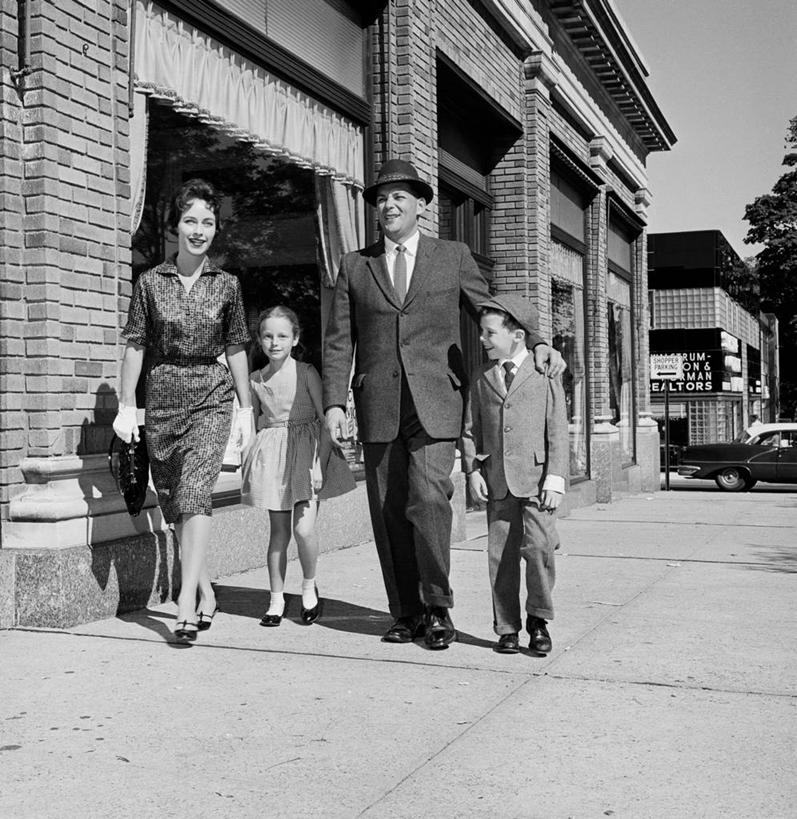 儿童,成年人,中年人,四个人,家庭,夫妻,母亲,父亲,女儿,儿子,微笑,竖图,方图,黑白,室外,白天,爱情,纯洁,城市,道路,街道,路,公路,纽约,美国,并排,人行道,交通,古典,浪漫,小孩,温暖,温馨,父子,母子,一家人,恩爱,父爱,可爱,母爱,童年,童趣,搭,恋人,摄影,和睦,享乐,搭着,童真,烂漫,无邪,天真,男孩,男人,男性,年轻男性,年轻女性,女孩,女人,女性,中年男性,中年女性,孩子,年轻人,夫妇,情侣,马路,步行,手牵手,伴侣,融洽,男生