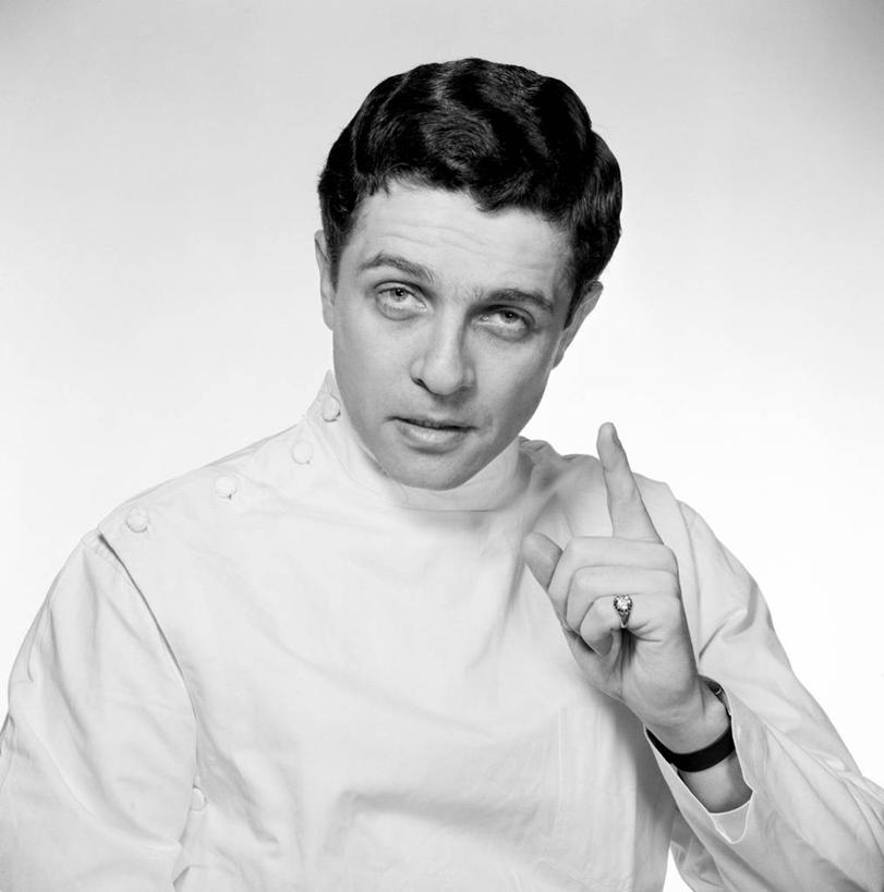 西方人,成年人,脸,头,脸颊,一个人,医生,竖图,方图,黑白,正面,欧洲,欧洲人,仅一个男性,仅一个人,古典,拿着,肩膀,仅一个年轻男性,手势,摄影,权威,肖像,男人,男性,年轻男性,白种人,年轻人,头部,脸部,脸蛋,面部,影棚拍摄,短发,打手势