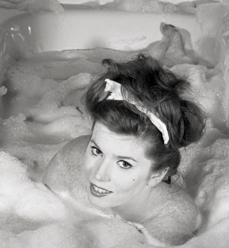 成年人,裸体,一个人,微笑,竖图,黑白,室内,白天,复古,信心,水,浴室,纽约,美国,仅一个年轻女性,仅一个女性,仅一个人,肥皂泡,束发带,古典,趴着,赤脚,调情,摄影,卫生,肖像,年轻女性,女人,女性,年轻人,美人