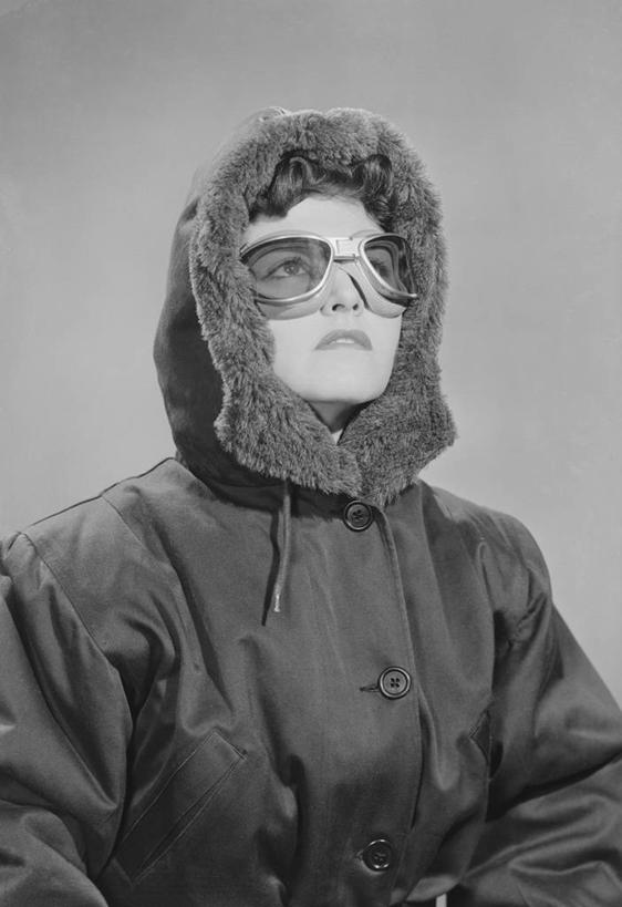 西方人,成年人,一个人,竖图,黑白,正面,欧洲,欧洲人,仅一个年轻女性,仅一个女性,仅一个人,太阳镜,向上看,摄影,肖像,雨衣,年轻女性,女人,女性,白种人,年轻人,半身,影棚拍摄