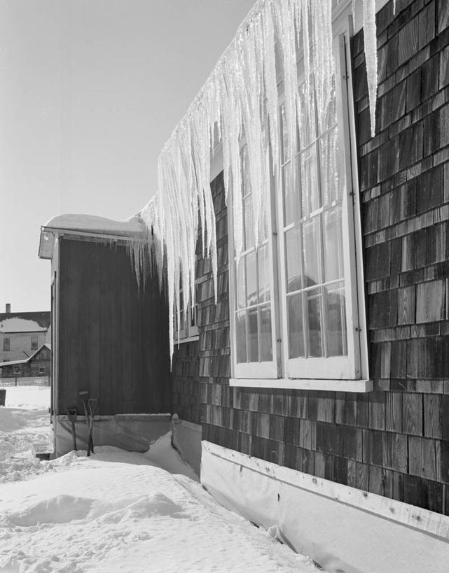 无人,竖图,黑白,室外,白天,雪,窗户,建筑,吊挂,悬挂,反射,木制,房屋,冰,冬天,冰柱,挂,寒冷,摄影,住房,雪堆