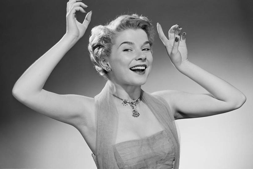 西方人,成年人,中年人,嘴,头发,一个人,举,笑,横图,黑白,晚礼服,时尚,幸福,项链,欧洲,欧洲人,仅一个女性,仅一个人,正装,古典,手势,托,张嘴,仅一个中年女性,金色,人体,摄影,高雅,肖像,张大嘴巴,四肢,女人,女性,中年女性,白种人,手臂,发型,口,口腔,嘴巴,嘴唇,张开嘴,举起,举手,举着,向上举,向上伸,向上托,半身,影棚拍摄,晚宴服,舞会服,洋服,洋装,夜礼服,短发,打手势,美人