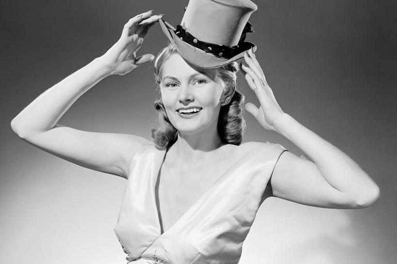 西方人,成年人,中年人,嘴,头发,一个人,举,笑,横图,黑白,晚礼服,时尚,幸福,欧洲,欧洲人,仅一个女性,仅一个人,正装,古典,手势,托,张嘴,仅一个中年女性,金色,人体,摄影,高雅,肖像,张大嘴巴,四肢,女人,女性,中年女性,白种人,手臂,发型,口,口腔,嘴巴,嘴唇,张开嘴,触摸,举起,举手,举着,向上举,向上伸,向上托,半身,影棚拍摄,晚宴服,舞会服,洋服,洋装,夜礼服,打手势,美人