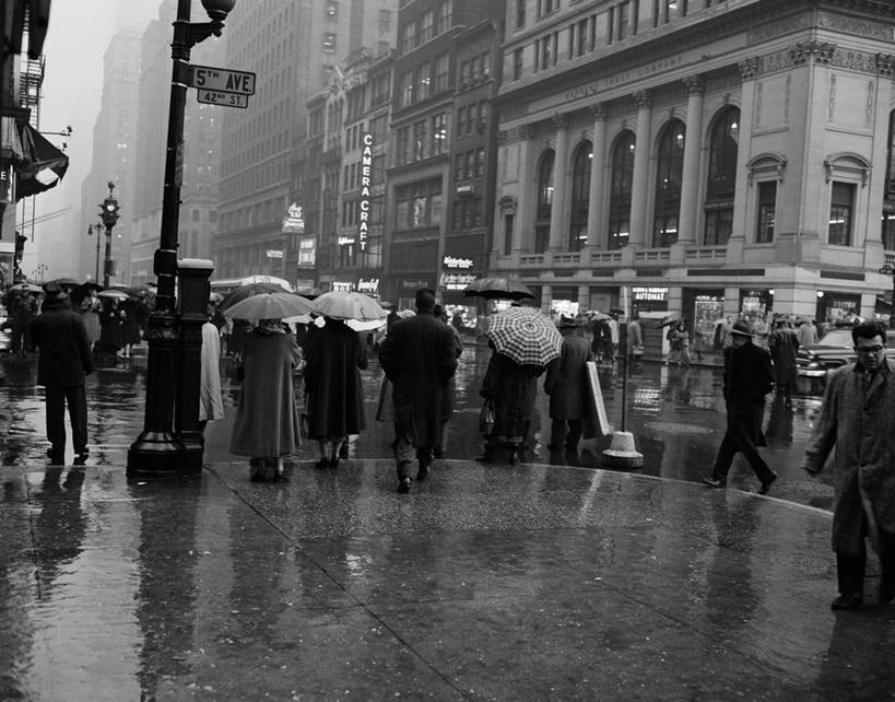 成年人,横图,黑白,室外,白天,雨,城市,道路,建筑,街道,路,路灯,公路,汽车,纽约,美国,行人,伞,人行道,交通,许多人,古典,拿着,历史,一群人,运输,摄影,纽约州,男人,女人,马路,步行,42街
