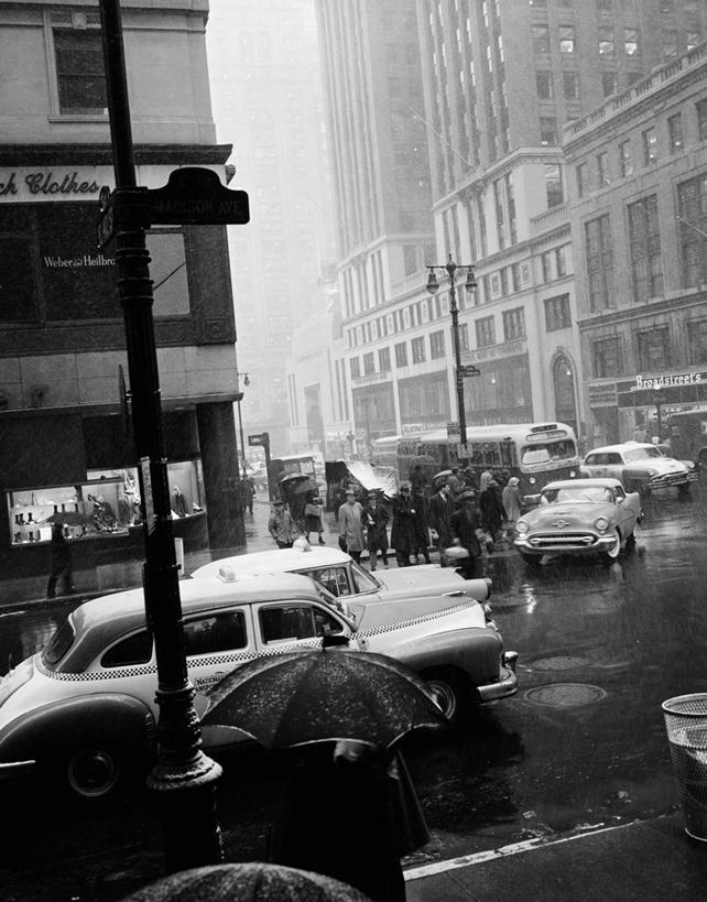 竖图,黑白,室外,白天,城市,道路,建筑,街道,路,路灯,公路,汽车,纽约,美国,伞,巴士,曼哈顿,公共交通,交通,许多人,古典,拿着,历史,一群人,运输,摄影,英文字母,北美,北美洲,美洲,纽约市,纽约州,帝国之州,帝国州,北亚美利加洲,亚美利加洲,麦迪逊大道,马路,42街,美利坚合众国,曼哈顿区,纽约县,曼哈顿岛