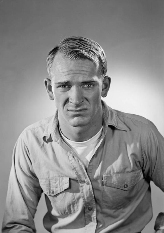 西方人,成年人,脸,头,脸颊,前额,头发,一个人,竖图,黑白,正面,衬衫,欧洲,欧洲人,仅一个男性,仅一个人,古典,T恤,休闲装,肩膀,仅一个年轻男性,金色,皱眉头,愤怒,摄影,悲伤,伤心,难过,肖像,悲哀,哀痛,悲戚,悲痛,男人,男性,年轻男性,白种人,年轻人,头部,脸部,脸蛋,面部,影棚拍摄,短发