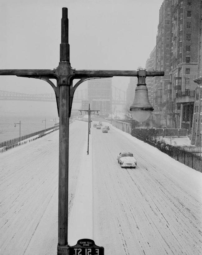 无人,竖图,俯视,黑白,室外,白天,河流,雪,建筑,街道,路灯,汽车,纽约,美国,冬天,公寓,桥,交通,古典,寒冷,运输,摄影,纽约州,高角度拍摄,公共汽车站,轮胎印