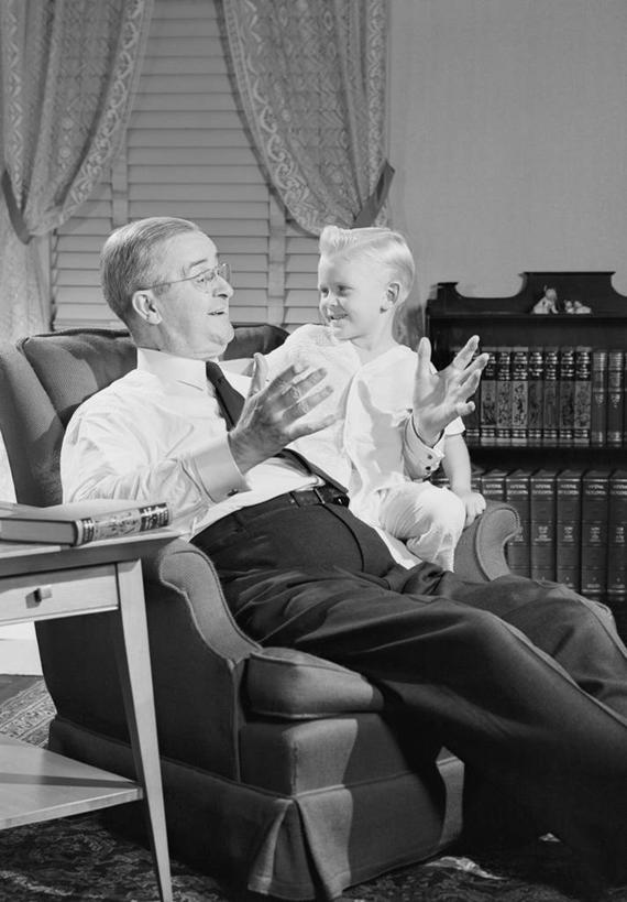 西方人,儿童,成年人,老年人,两个人,家庭,祖父,坐,竖图,黑白,室内,纯洁,椅子,欧洲,纽约,美国,欧洲人,听,小孩,手势,温暖,温馨,一家人,放松,可爱,童年,童趣,摄影,和睦,起居室,享乐,解释,童真,烂漫,无邪,榜样,天真,老年男性,男孩,男人,男性,白种人,孩子,孙子,休闲活动,融洽,打手势,好奇心