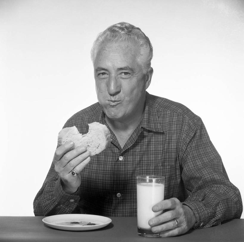 牛奶,西方人,成年人,老年人,头发,一个人,坐,吃,横图,方图,黑白,白色背景,正面,早餐,欧洲,欧洲人,仅一个男性,仅一个人,三明治,古典,拿着,休闲装,饮料,盘子,仅一个老年男性,活力,摄影,早晨,肖像,老年男性,男人,男性,白种人,半身,影棚拍摄,人老心不老