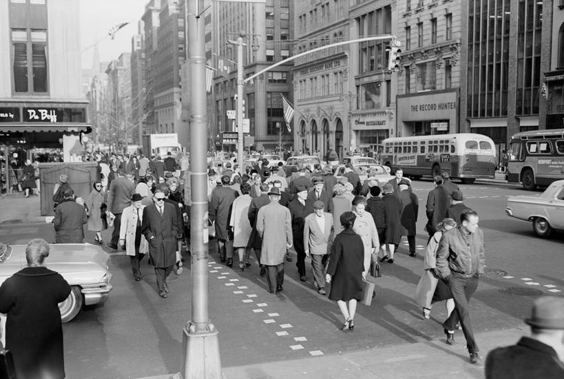 横图,黑白,室外,白天,城市,道路,街道,路,公路,纽约,美国,行人,人行道,交通,许多人,一群人,摄影,群众,第五大道,马路,42街,横越