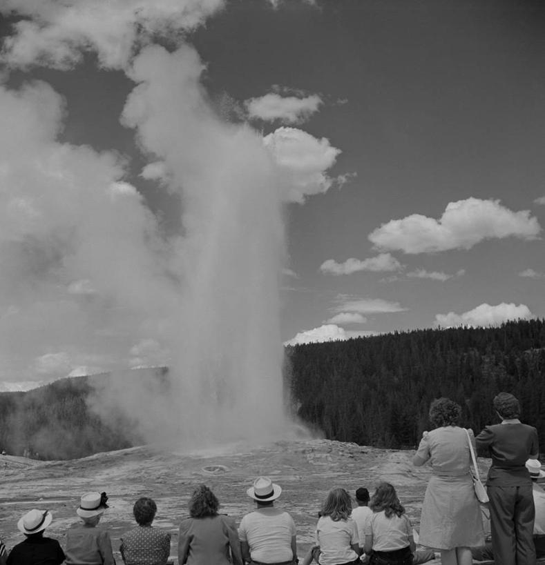 公园,竖图,方图,黑白,室外,白天,旅游,美景,美国,行人,游客,游人,喷,飞溅,朦胧,模糊,溅,蒸汽,景观,路人,旅客,自然,景色,摄影,北美,北美洲,国家公园,自然风光,美洲,爆发,黄石国家公园,怀俄明州,怀俄明,黄石公园,间歇泉,北亚美利加洲,亚美利加洲,平等之州,过客,老忠实喷泉,美利坚合众国,上间歇泉盆地,好奇心