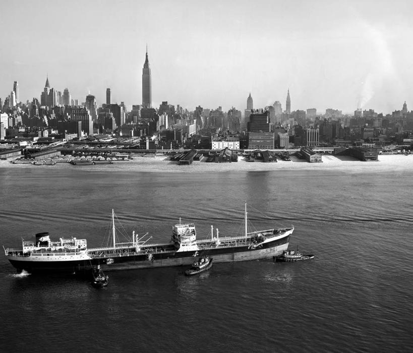 无人,横图,俯视,黑白,室外,白天,度假,河流,美景,天际线,城市风光,城市,建筑,摩天大楼,船,纽约,美国,景观,娱乐,地标建筑,享受,休闲,办公大楼,景色,放松,运输,摄影,生长,货运,货船,帝国大厦,纽约州,万里无云,高角度拍摄,旅行,东河,拖轮