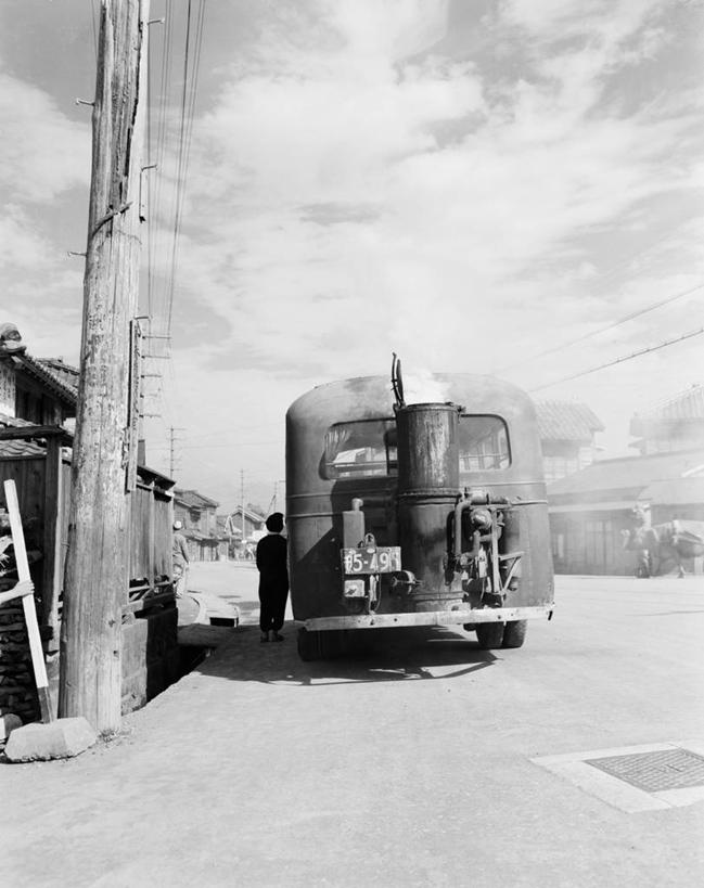 一个人,竖图,黑白,室外,白天,城市,东京,日本,朦胧,模糊,云,巴士,公共交通,首都,背面,摄影,等,公共汽车站