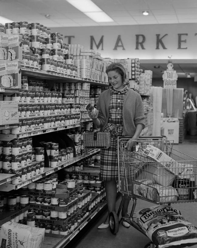 成年人,一个人,站,微笑,竖图,黑白,室内,正面,购物,消费,美国,仅一个年轻女性,仅一个女性,仅一个人,丰富,拿着,休闲装,架子,放松,零售,摄影,多样,家庭妇女,选择,波士顿,马萨诸塞,年轻女性,女人,女性,年轻人,超级市场