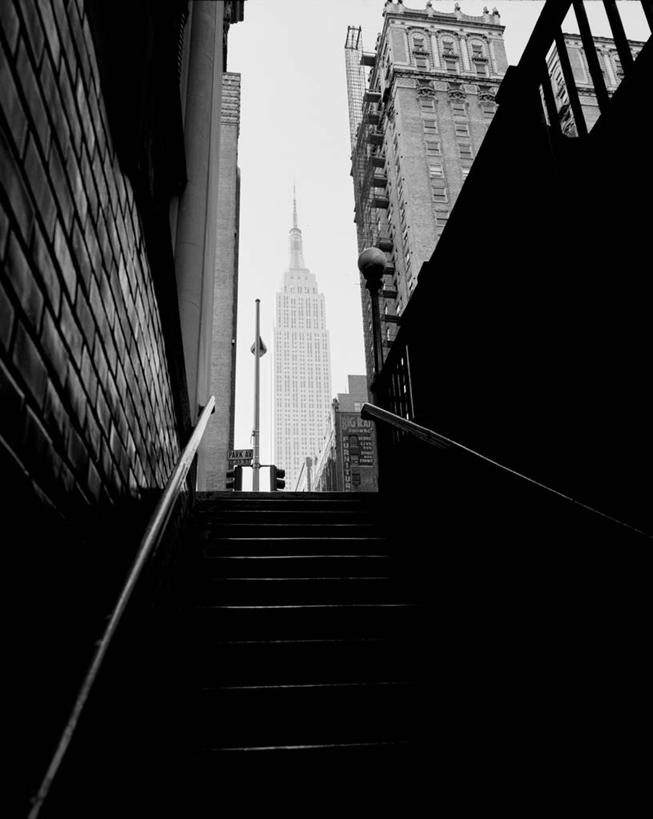 无人,竖图,黑白,室外,白天,仰视,天际线,楼梯,城市,建筑,摩天大楼,纽约,美国,地铁站,曼哈顿,摄影,帝国大厦,低角度拍摄