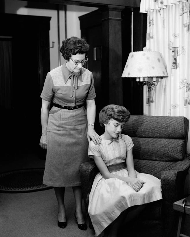 西方人,儿童,成年人,老年人,两个人,祖母,站,坐,竖图,黑白,室内,白天,正面,纯洁,沙发,欧洲,纽约,美国,欧洲人,休闲装,小孩,放松,可爱,童年,童趣,搭,摄影,安慰,搭着,关爱,童真,烂漫,无邪,悲痛,天真,老年女性,女孩,女人,女性,白种人,孩子,孙女,代沟