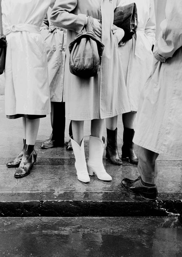 西方人,成年人,腿,站,竖图,黑白,室外,白天,雨,城市,欧洲,纽约,美国,欧洲人,行人,湿,雨鞋,人行道,天气,休闲装,外套,靴子,放松,人体,摄影,零钱包,手插袋,足,四肢,男人,女人,白种人,步行,插兜,手插兜,手抄兜