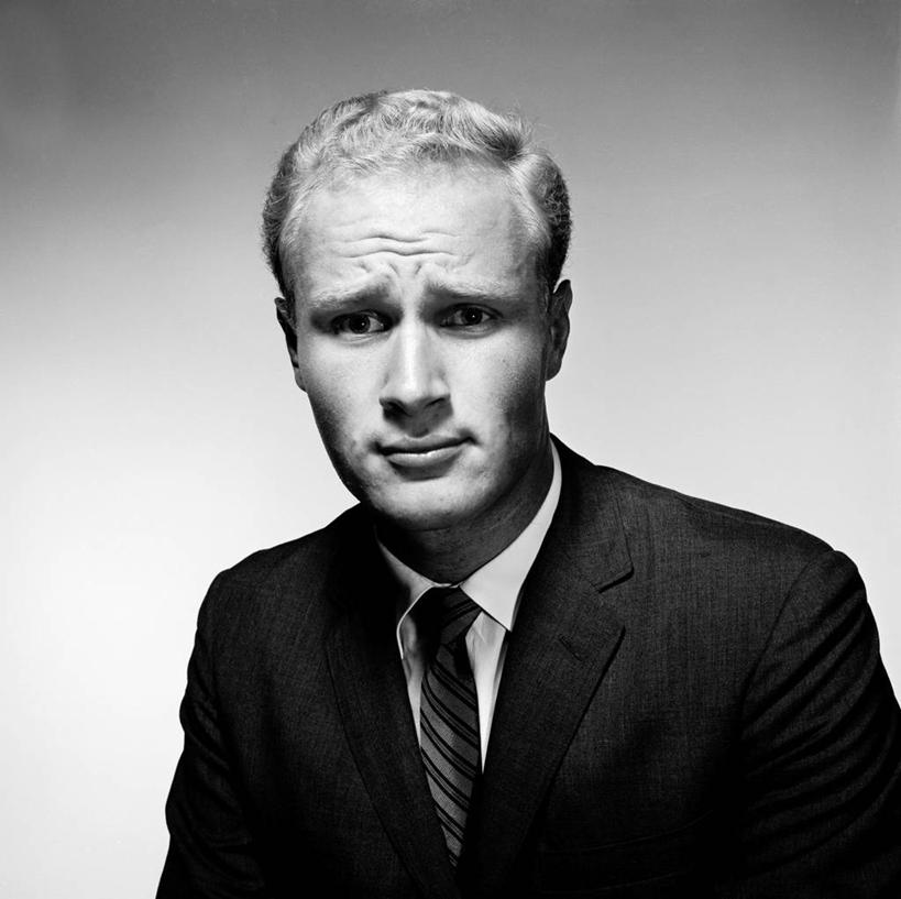 西方人,成年人,脸,头,脸颊,头发,一个人,横图,方图,黑白,正面,欧洲,欧洲人,仅一个男性,仅一个人,套装,正装,肩膀,仅一个年轻男性,金色,压力,皱眉头,摄影,肖像,悲哀,男人,男性,年轻男性,白种人,年轻人,头部,脸部,脸蛋,面部,影棚拍摄,短发