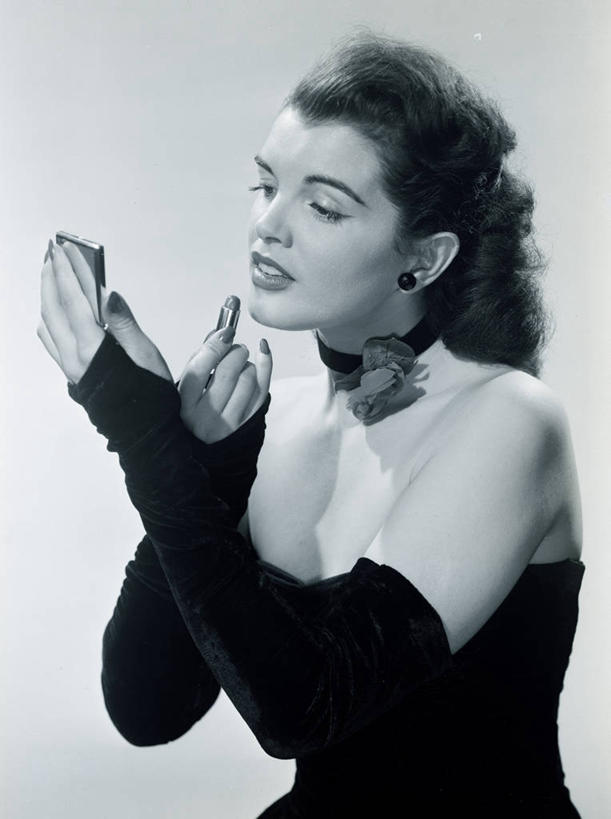 西方人,成年人,嘴,一个人,竖图,黑白,晚礼服,镜子,欧洲,欧洲人,仅一个年轻女性,仅一个女性,仅一个人,准备,正装,拿着,黑色,唇膏,张嘴,人体,摄影,专心,高雅,肖像,张大嘴巴,年轻女性,女人,女性,白种人,年轻人,发型,口,口腔,嘴巴,嘴唇,张开嘴,半身,影棚拍摄,晚宴服,舞会服,洋服,洋装,夜礼服