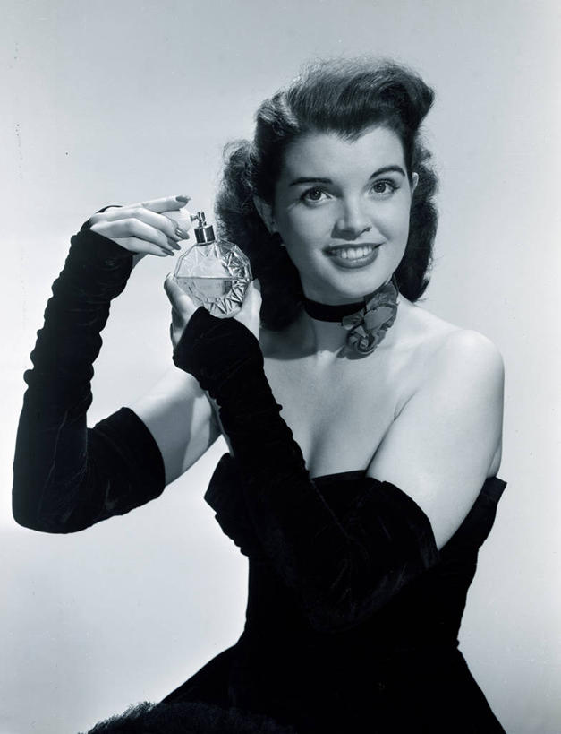 西方人,成年人,一个人,微笑,竖图,黑白,晚礼服,快乐,欧洲,欧洲人,仅一个年轻女性,仅一个女性,仅一个人,喷,准备,正装,黑色,香水,人体,摄影,高雅,享乐,肖像,乳沟,年轻女性,女人,女性,白种人,年轻人,发型,半身,影棚拍摄,晚宴服,舞会服,洋服,洋装,夜礼服,美人